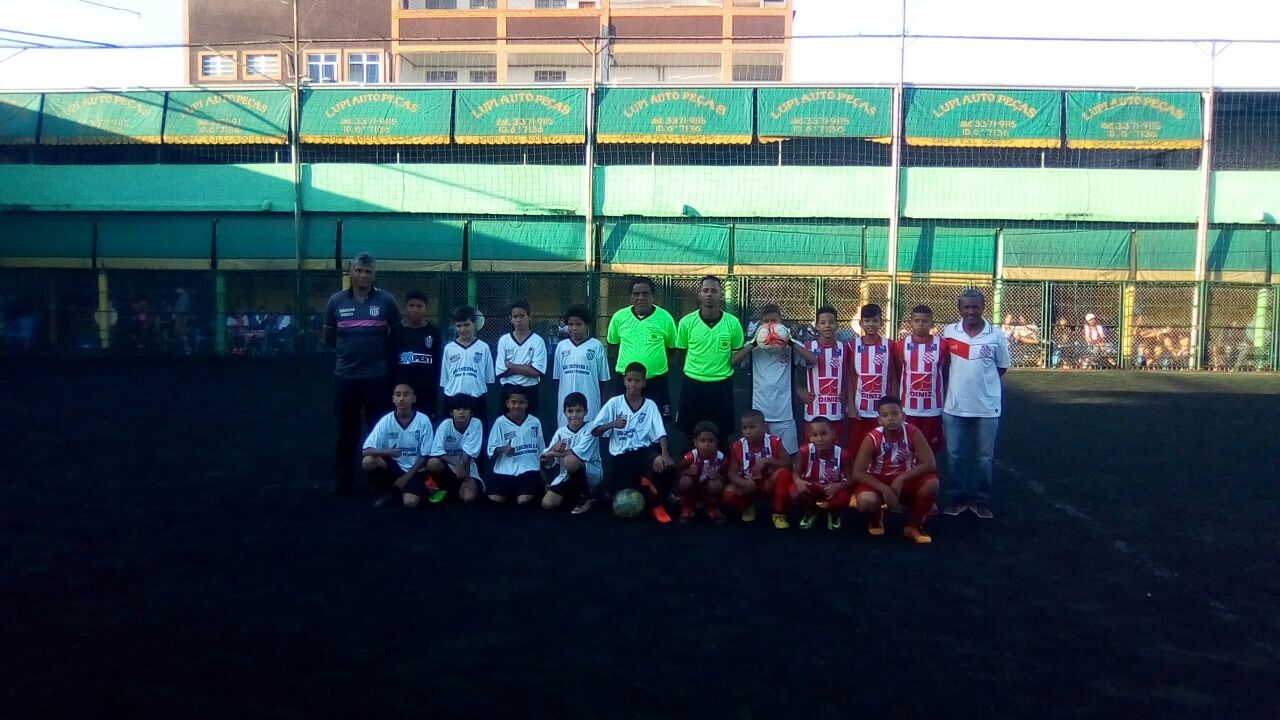 Times da Escolinha do Tio Alexandre reunidos com árbitros antes de amistoso no Rio de Janeiro
